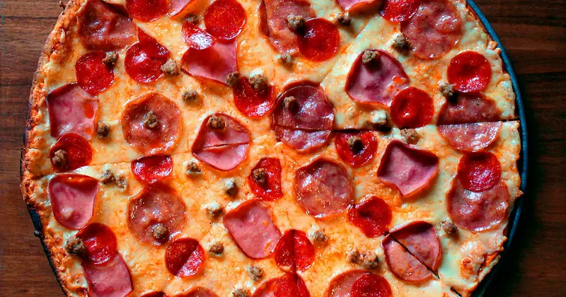 Pizza Charcutera con pepperoni y jamón