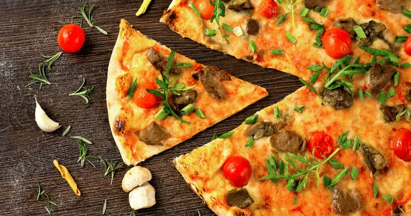 Pizza Criolla con abundantes ingredientes