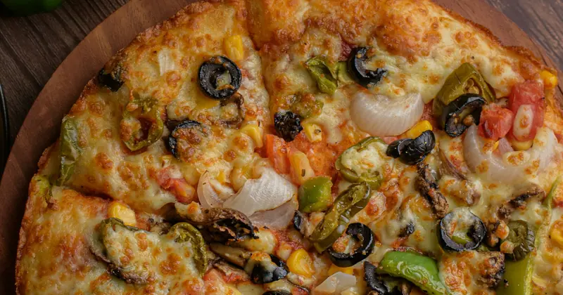 Pizza 4 Estaciones con ingredientes variados