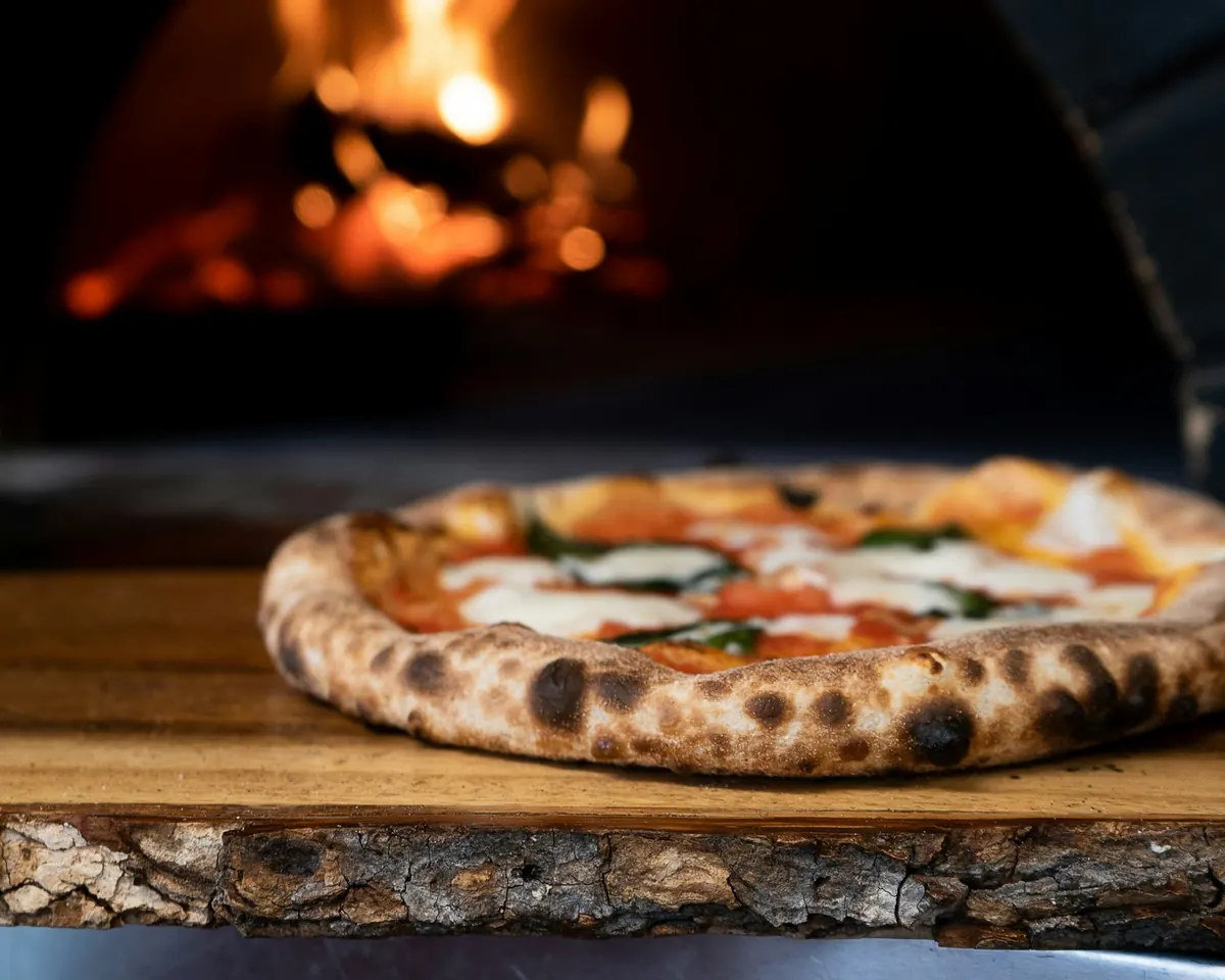 Pizza artesanal recién salida del horno de leña