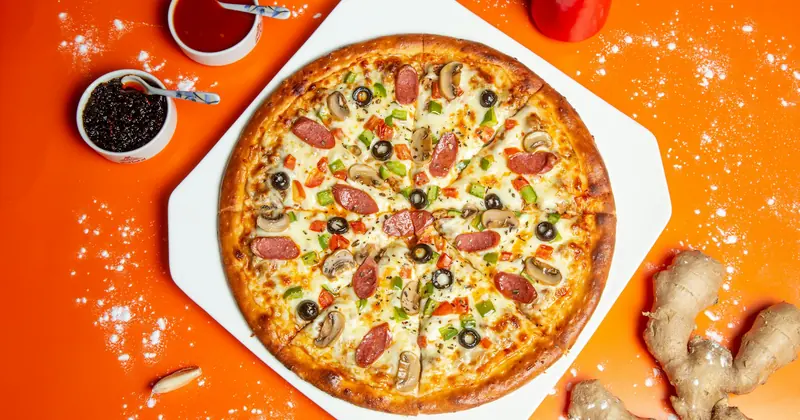 Pizza Especial de la Nonna con salchicha, champiñones y aceitunas