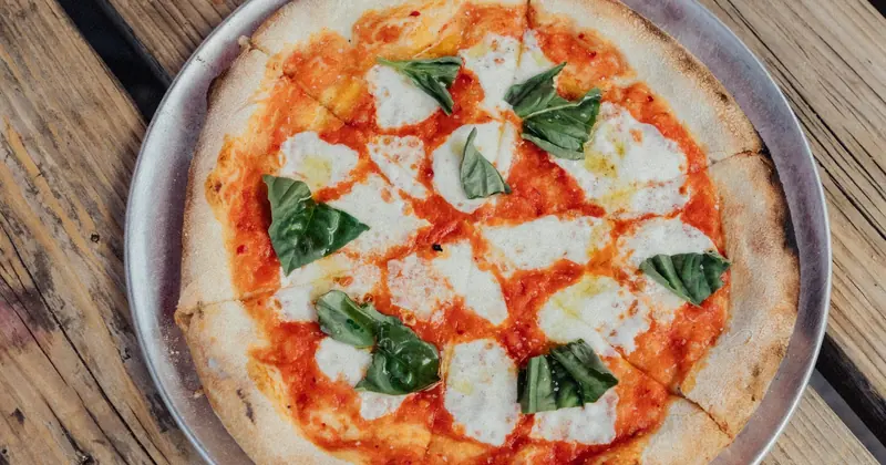 Pizza Margarita con tomate, mozzarella y albahaca