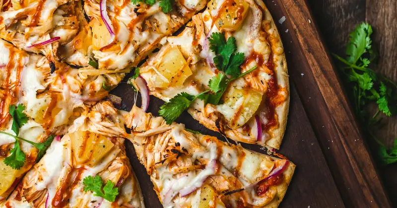 Pizza Nápoles en tabla de madera