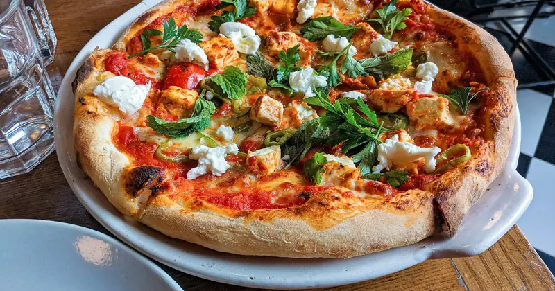 Pizza Primavera con rúcula y tomate