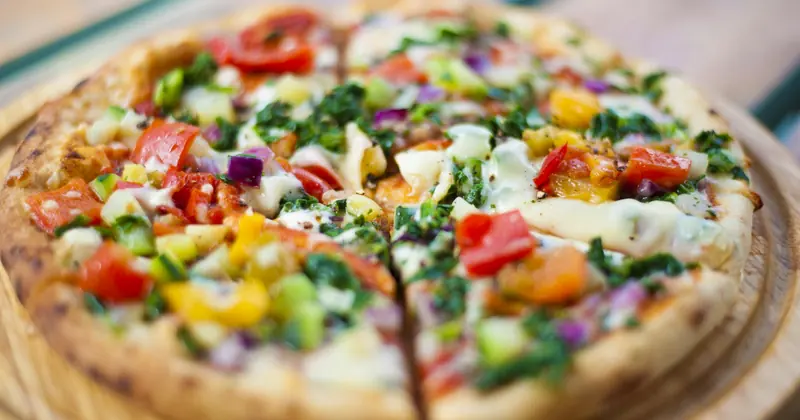 Pizza Vegetariana con vegetales de colores